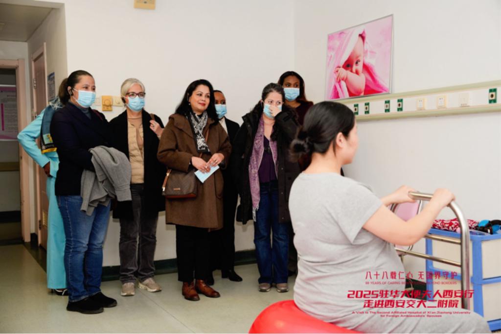 西安行走进西安交大二附院九游会网站驻华大使夫人