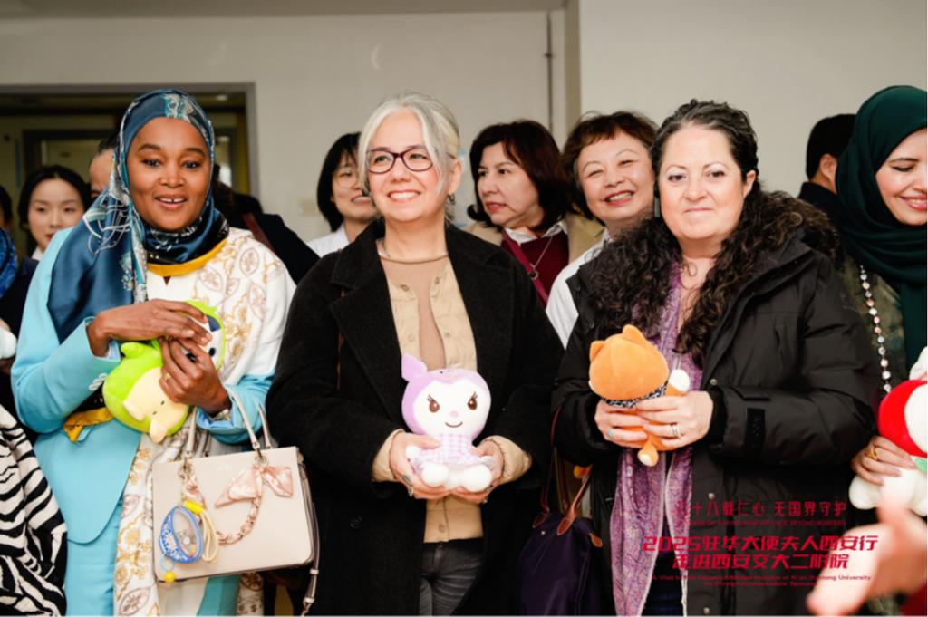 西安行走进西安交大二附院九游会网站驻华大使夫人(图2)