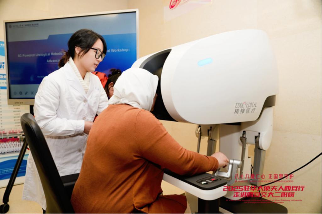 西安行走进西安交大二附院九游会网站驻华大使夫人(图4)