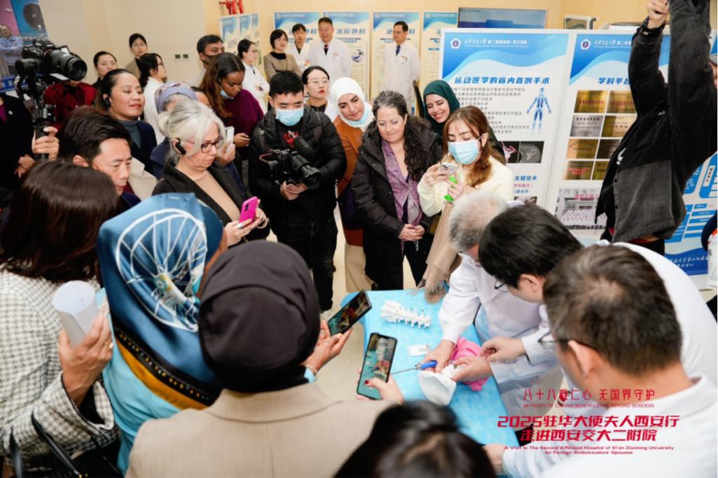 西安行走进西安交大二附院九游会网站驻华大使夫人(图8)