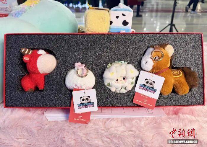 ：给毛绒玩具装上“AI大脑” 让温暖创意跑遍全球ag九游会登录媒体侧记 江苏扬州毛绒玩具嘉年华(图1)